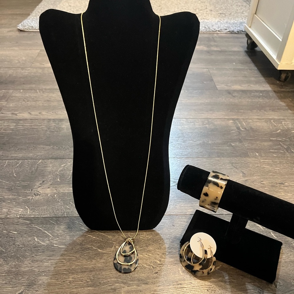 3 PC Resin and Gold Tone Jewelry Set NEW
